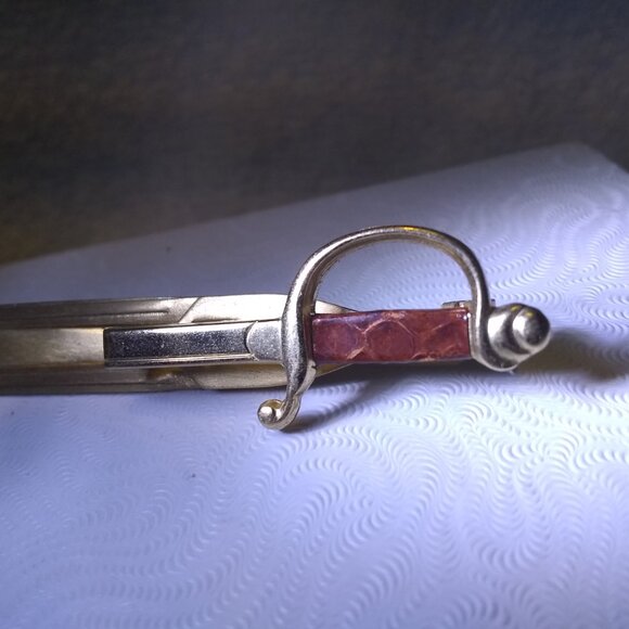 Anson Men's Gold Tone Sword Brown Handle Tie Bar Clip Great Vintage Condition - Picture 7 of 7